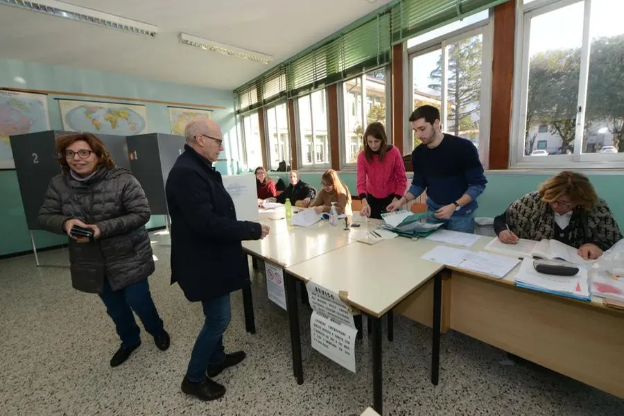 Un seggio bresciano alla prima giornata di voto delle Regionali 2023