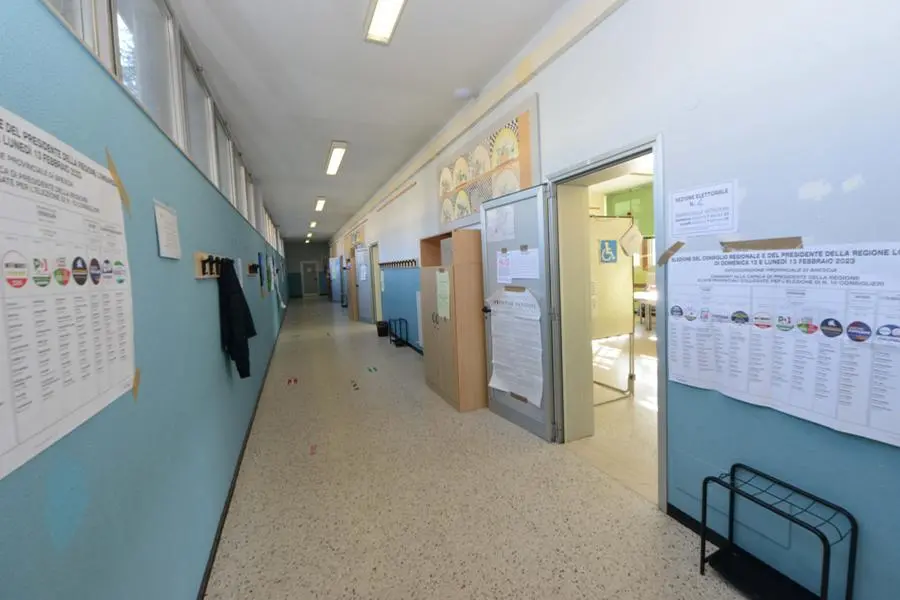 Corridoi vuoti nei seggi: in provincia di Brescia ha votato un elettore su tre - Foto Gabriele Strada Neg © www.giornaledibrescia.it