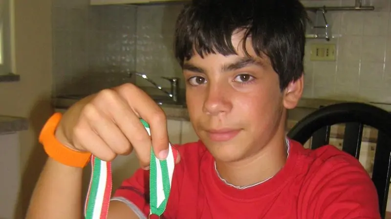 Un giovanissimo Eric Esposito con la medaglia del titolo italiano