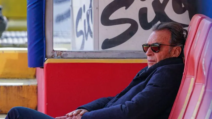 Un contrariatissimo Massimo Cellino durante la partita con il Benevento - Foto New Reporter Maffia © www.giornaledibrescia.it