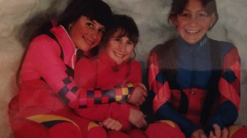 Legate da sempre: Elena con Sabrina e Nadia da piccole - Foto tratta da Facebook