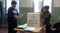 Operazioni di spoglio in un seggio elettorale bresciano - Foto Marco Ortogni/Neg © www.giornaledibrescia.it