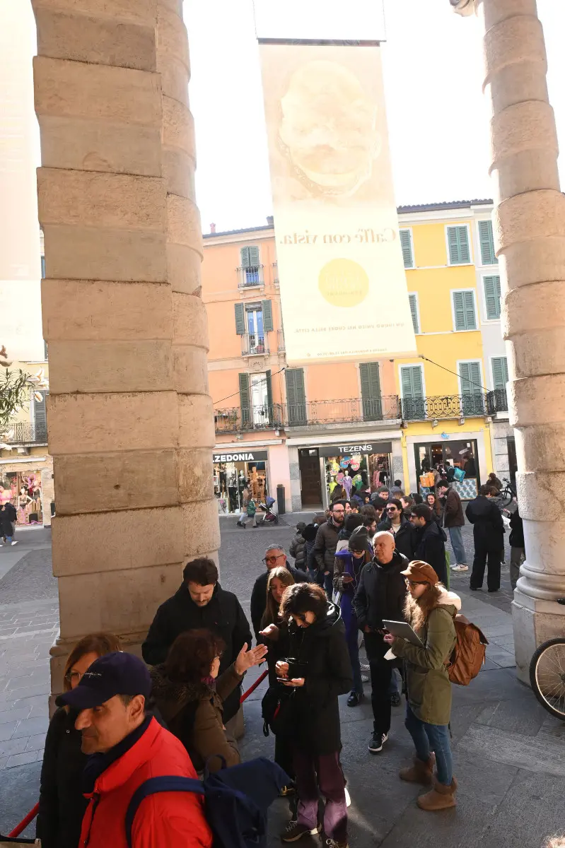 Tarantino a Brescia: coda fuori dal Teatro Grande per acquistare il biglietto