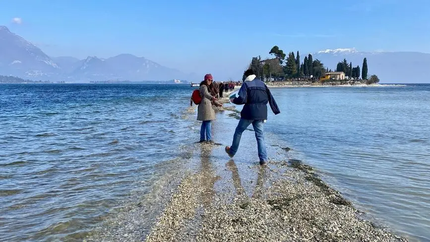 La passeggiata emersa per raggiungere l'isola dei Conigli - Foto © www.giornaledibrescia.it