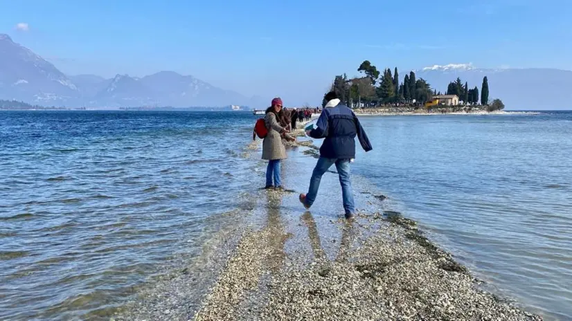 La passeggiata emersa per raggiungere l'isola dei Conigli - Foto © www.giornaledibrescia.it