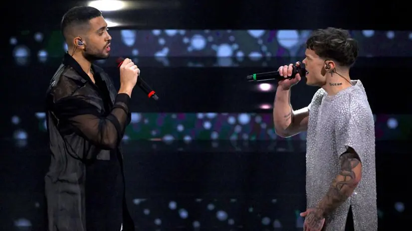 Mahmood e Blanco cantano Brividi, brano vincitore di Sanremo 2022