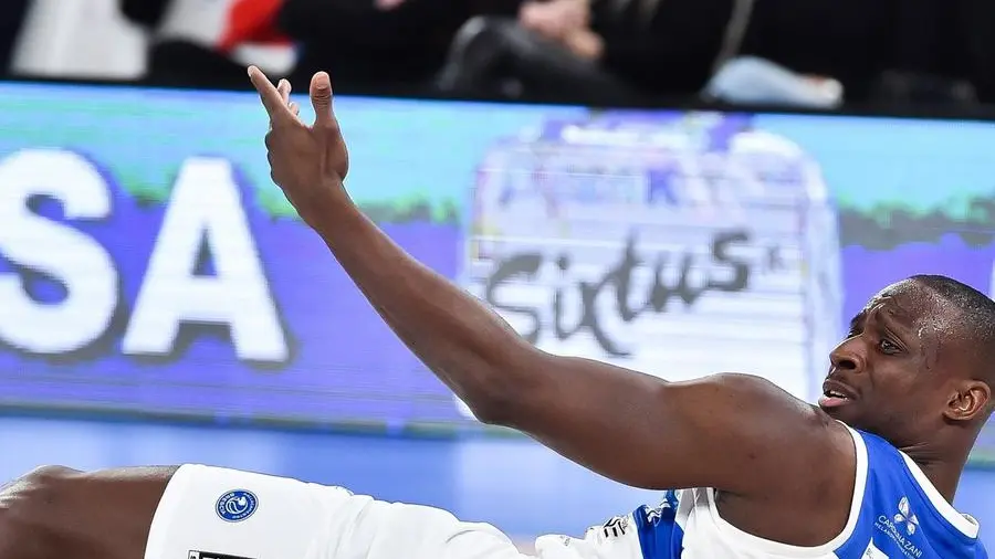 David Cournooh, a terra nel corso del match contro la Dinamo Sassari - © www.giornaledibrescia.it