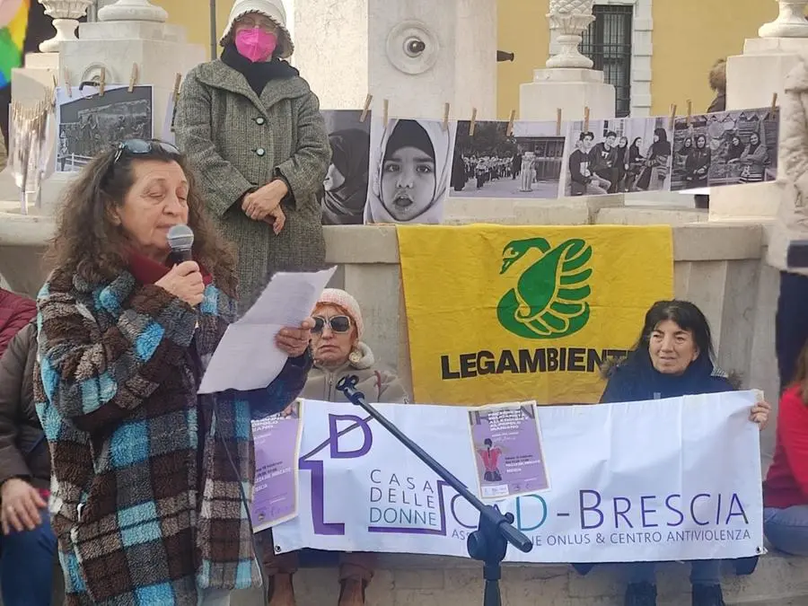 «Donna, vita, libertà»: la manifestazione in centro a Brescia