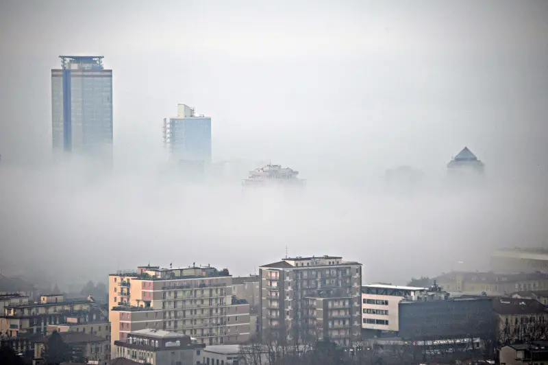 Smog nell'aria di Brescia - Foto Pierre Putelli/Neg © www.giornaledibrescia.it