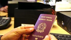 Un passaporto elettronico (archivio) - © www.giornaledibrescia.it