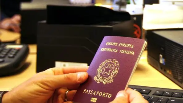 Un passaporto elettronico (archivio) - © www.giornaledibrescia.it