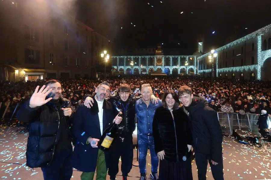 Piazza Loggia gremita di persone per la festa di Capodanno