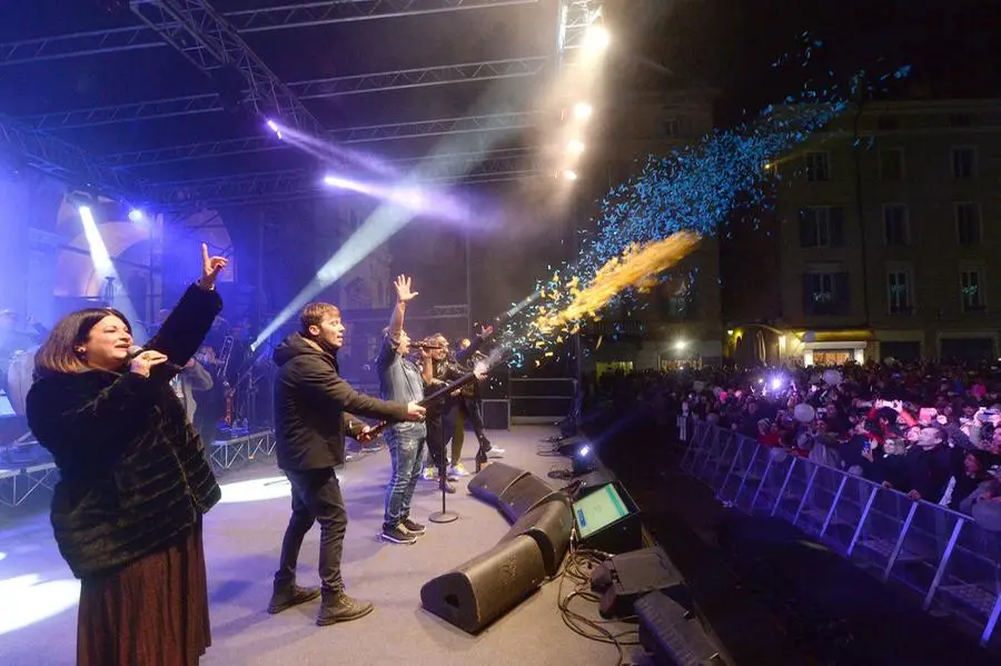 Piazza Loggia gremita di persone per la festa di Capodanno