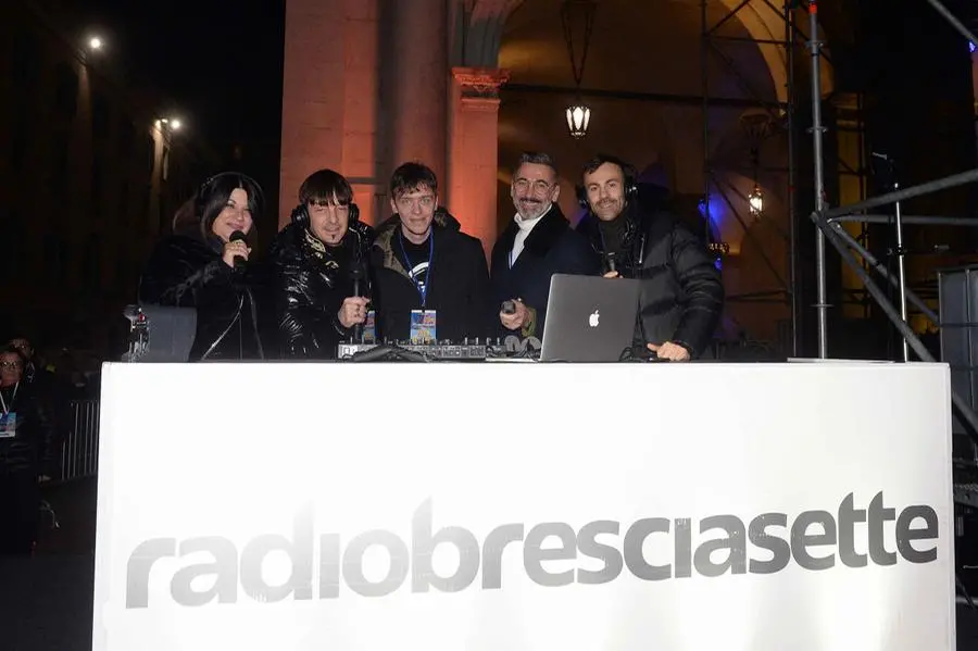 Piazza Loggia gremita di persone per la festa di Capodanno