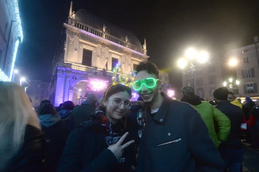 Piazza Loggia gremita di persone per la festa di Capodanno