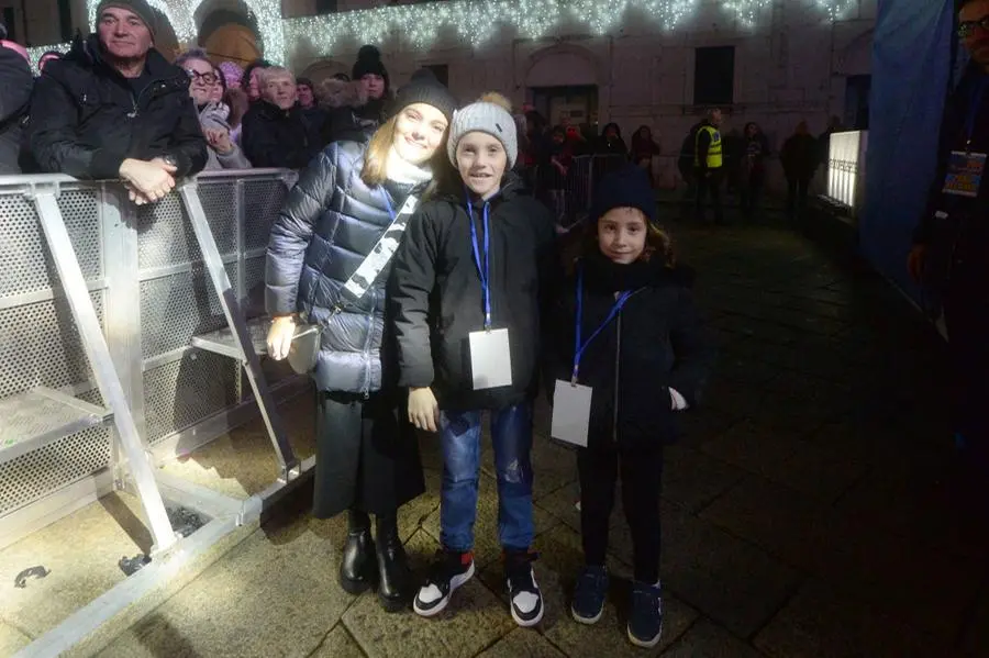 Piazza Loggia gremita di persone per la festa di Capodanno