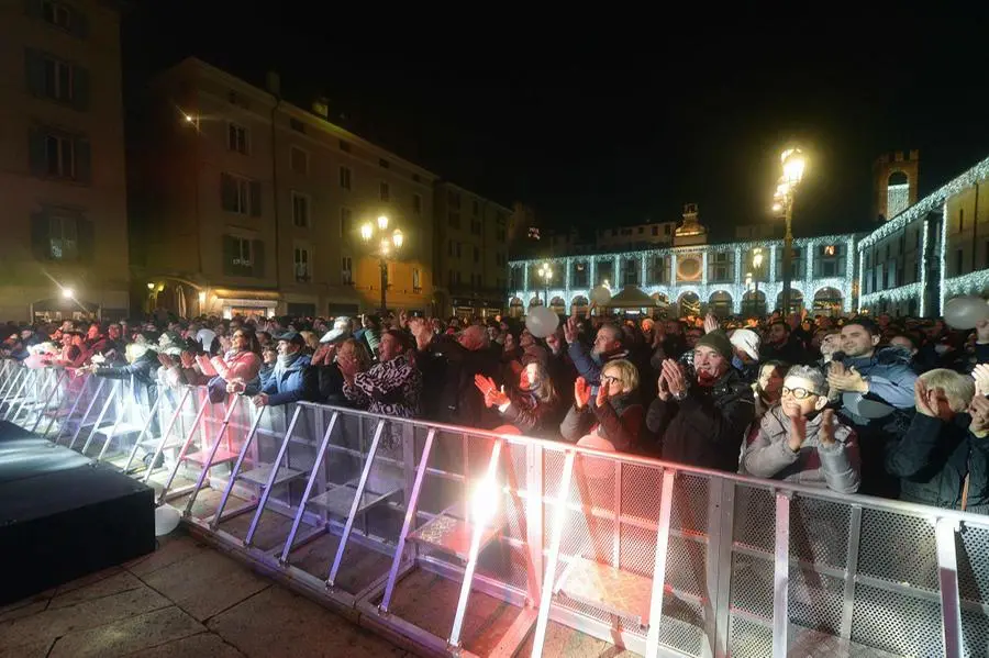 Piazza Loggia gremita di persone per la festa di Capodanno