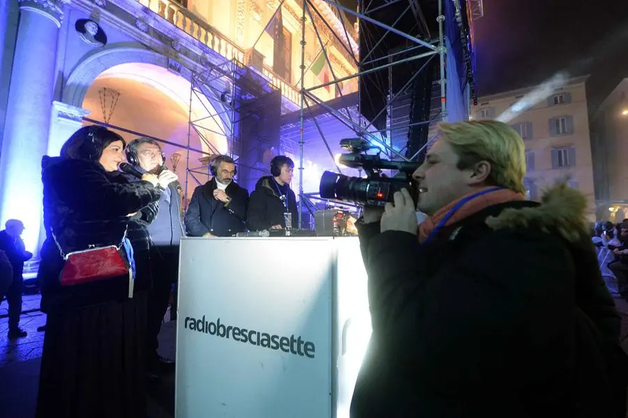 Piazza Loggia gremita di persone per la festa di Capodanno