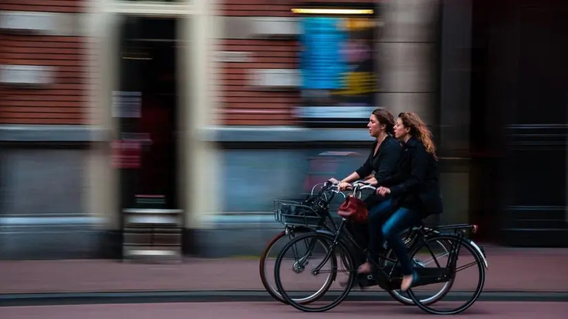 Mobilità urbana, due ragazze in bicicletta - © www.giornaledibrescia.it