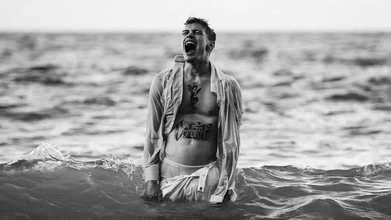 Blanco in una fotografia di promozione del suo album Blu celeste - Foto Universal