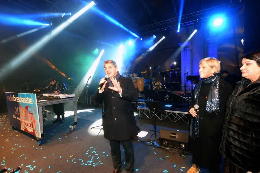 Piazza Loggia gremita di persone per la festa di Capodanno