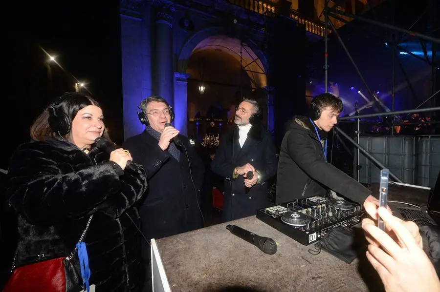 Piazza Loggia gremita di persone per la festa di Capodanno