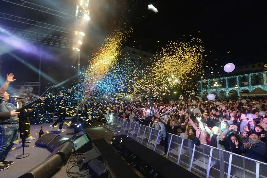 Piazza Loggia gremita di persone per la festa di Capodanno