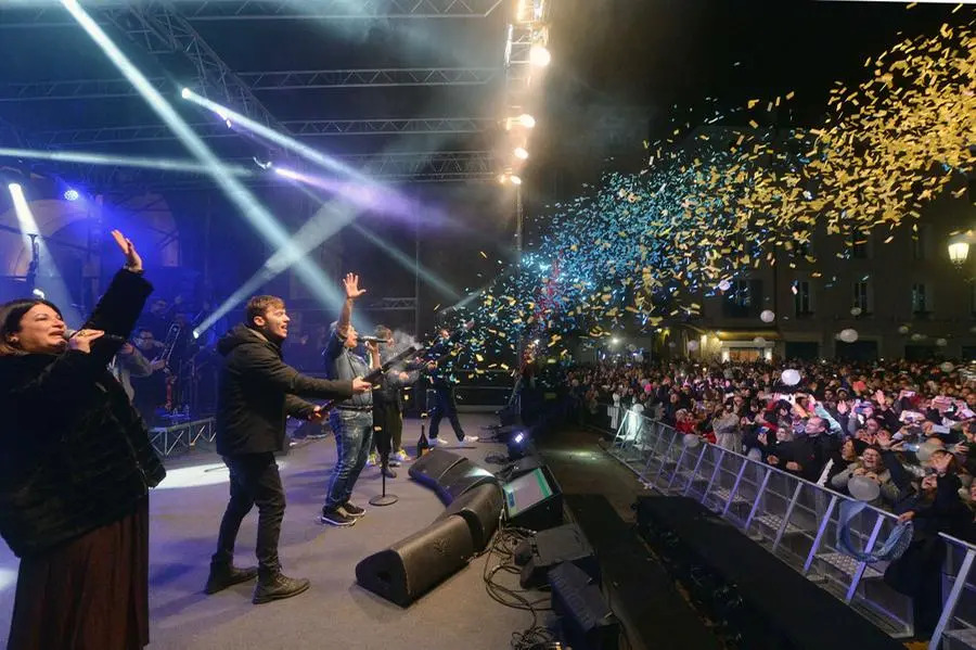 Piazza Loggia gremita di persone per la festa di Capodanno