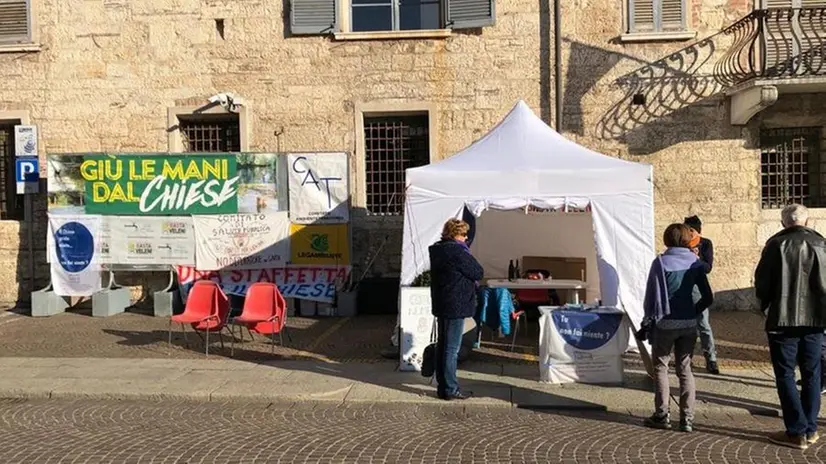 Il presidio 9 agosto con il gazebo allestito e gli striscioni fissati su alcuni pannelli © www.giornaledibrescia.it