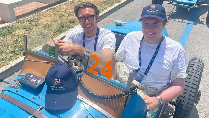 Cesare e Pietro Foresti, immortalati a bordo dell’auto del padre: una Bugatti T37 A del 1927 - © www.giornaledibrescia.it