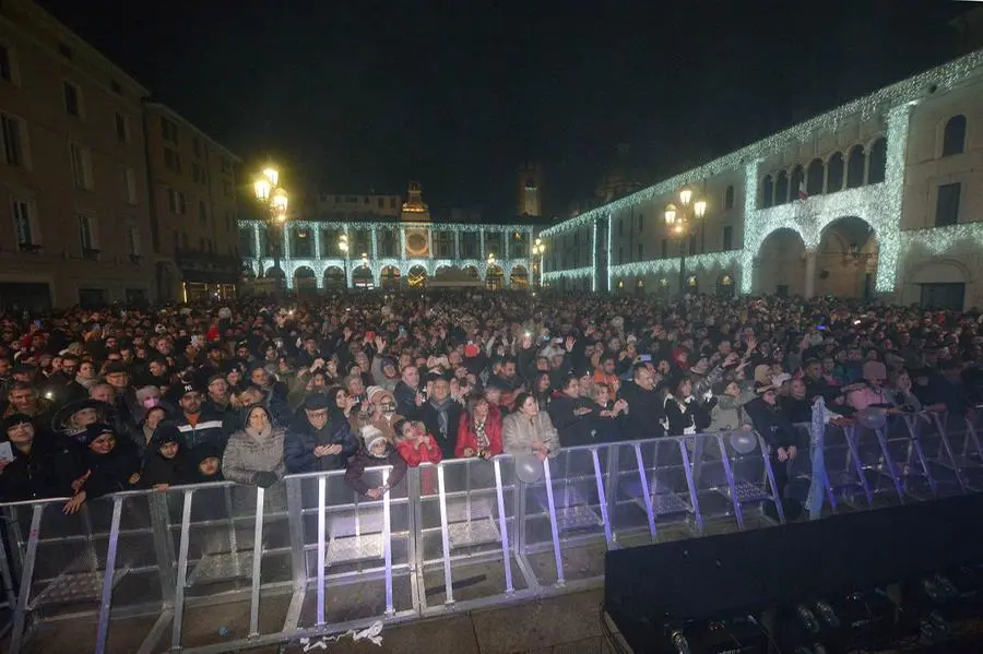 Piazza Loggia gremita di persone per la festa di Capodanno