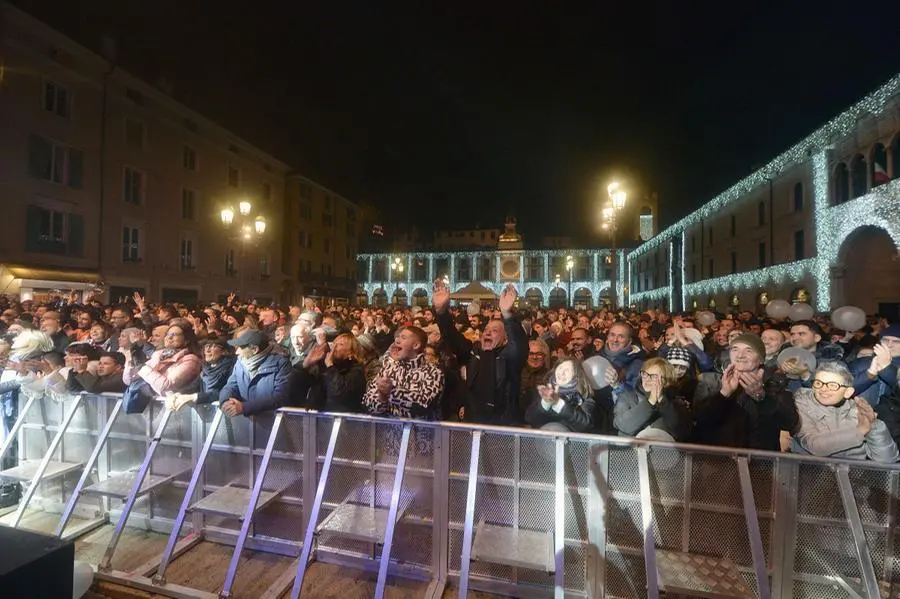 Piazza Loggia gremita di persone per la festa di Capodanno