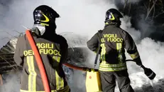 Vigili del fuoco impegnati nello spegnimento di un incendio (archivio) - Foto © www.giornaledibrescia.it
