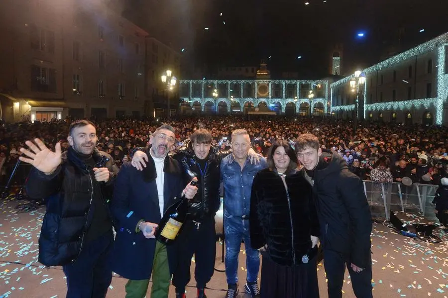 Piazza Loggia gremita di persone per la festa di Capodanno