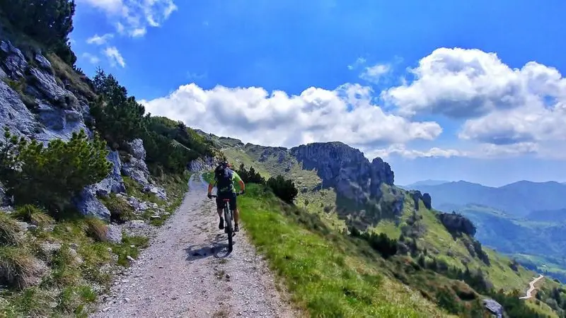 Escursioni su sentieri e tracciati circondati da panorami spettacolari - © www.giornaledibrescia.it