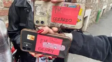 Liceo Arnaldo: studenti mostrano sui telefonini post it solidali con il bidello Gerardo, in inglese e in greco antico - © www.giornaledibrescia.it