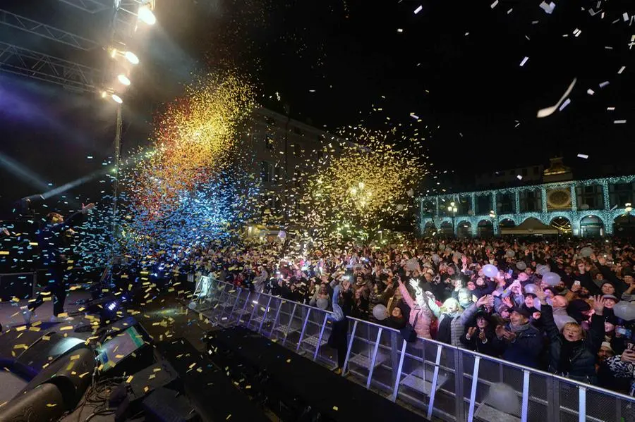 Piazza Loggia gremita di persone per la festa di Capodanno