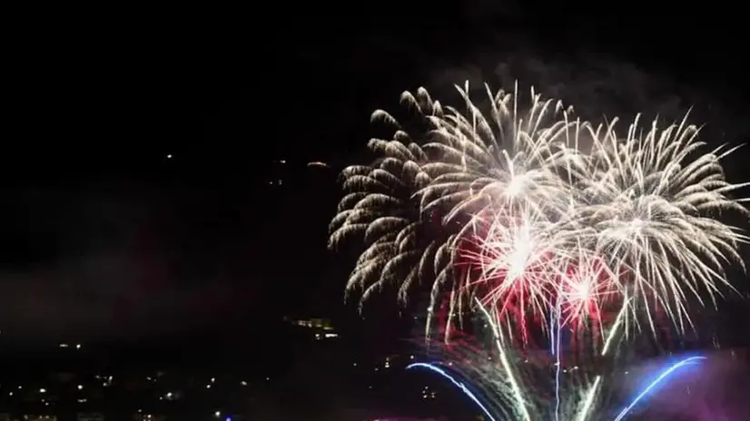 I fuochi d'artificio allo scoccare del 2023 sul golfo di Salò - © David Pasotti