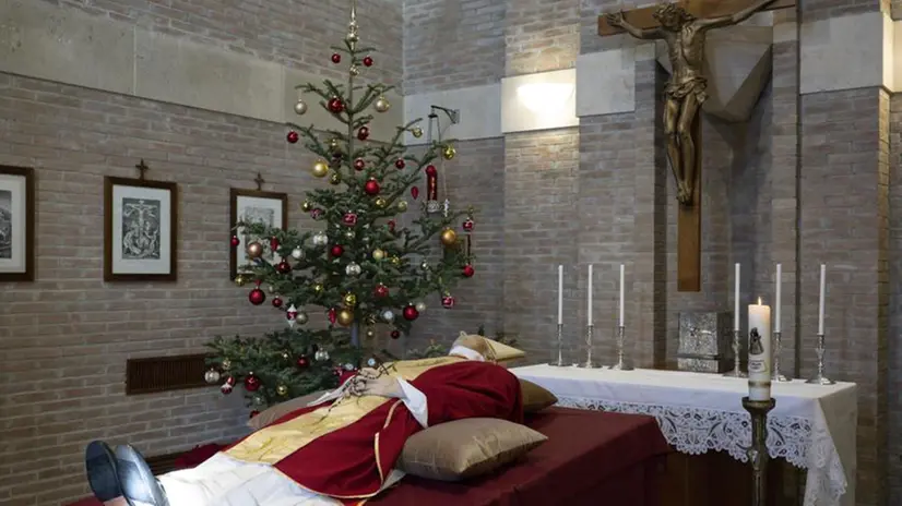 Papa Benedetto XVI, la salma esposta nella cappella del monastero Mater Ecclesiae