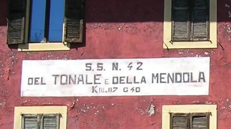 L'insegna di una casa cantoniera - © www.giornaledibrescia.it