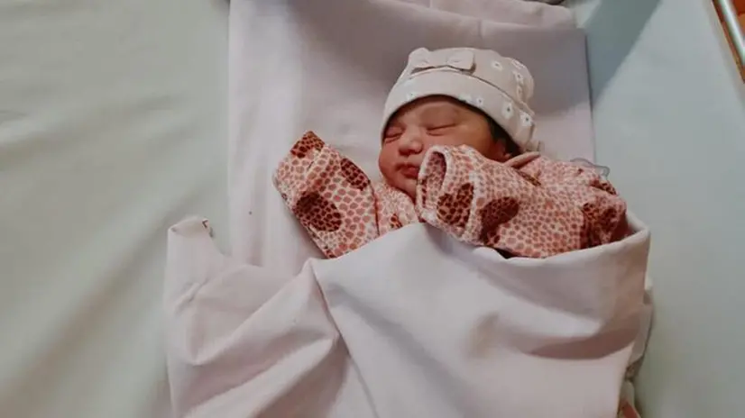I primi nati a Brescia nel 2023: Aizal nel lettino e Teo in braccio alla mamma