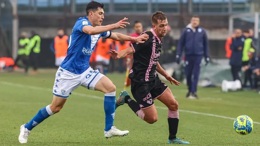 Dimitri Bisoli alle prese con un avversario nel match contro il Palermo - © www.giornaledibrescia.it