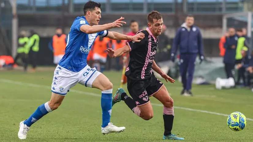 Dimitri Bisoli alle prese con un avversario nel match contro il Palermo - © www.giornaledibrescia.it