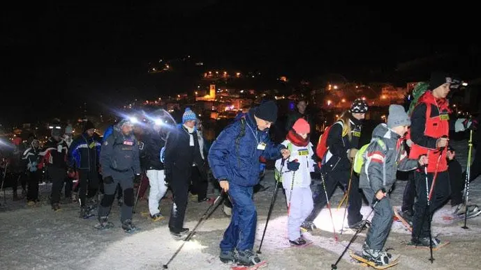 La «Caspolada al chiaro di luna» parte dalla piazza di Vezza - Foto © www.giornaledibrescia.it