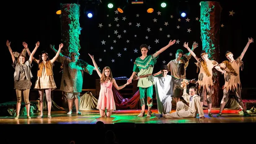 I ragazzi che hanno messo in scena «Peter Pan» - Foto fornite dalla compagnia «Prova a volare»