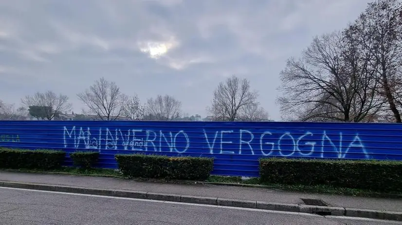 Una delle scritte contro l’operazione sulla scuola a Desenzano - Foto © www.giornaledibrescia.it