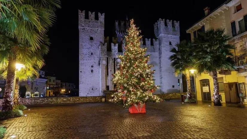 In piazza a Sirmione - © www.giornaledibrescia.it