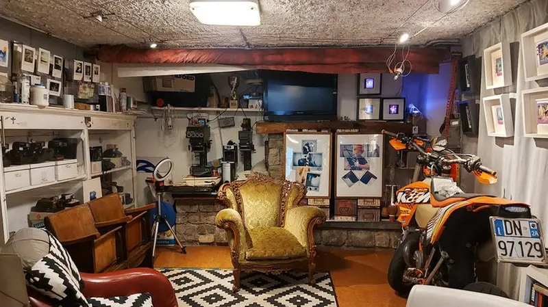 La galleria fotografica nel garage di Silvano Peroni
