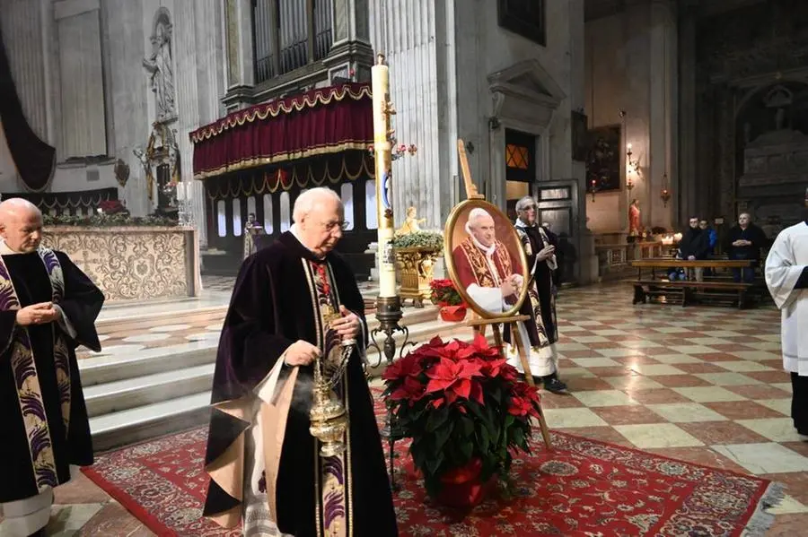 La messa in Duomo a suffragio di Benedetto XVI
