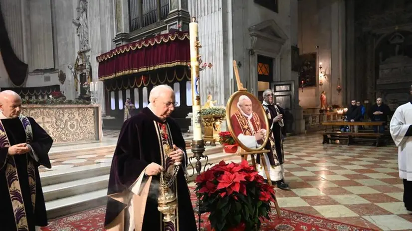 La messa in Duomo a suffragio di Benedetto XVI